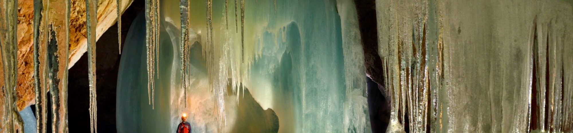 Découvrez la plus grande grotte de glace du monde en Autriche