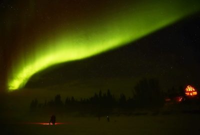 Lumières sur le lac – Aventure hivernale et aurores boréales au Yukon